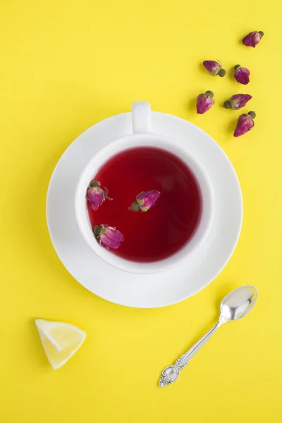 Tisane Aux Roses Roses Dans Tasse Blanche Sur Fond Jaune — Photo