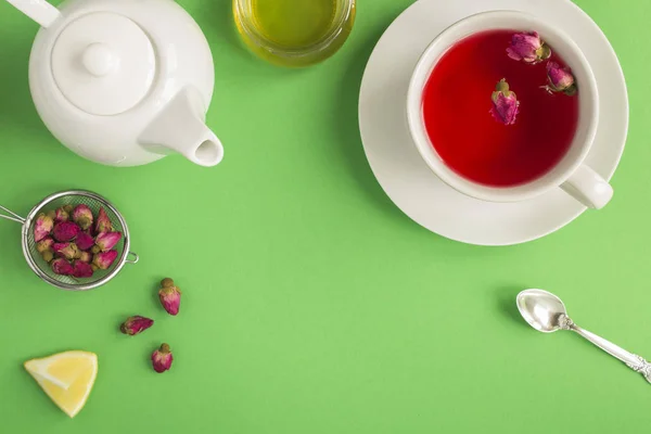 Kräutertee Mit Rosa Rosen Der Weißen Tasse Auf Grünem Hintergrund — Stockfoto