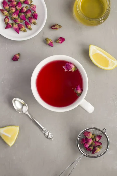 Tisane Aux Roses Roses Dans Tasse Blanche Sur Fond Béton — Photo