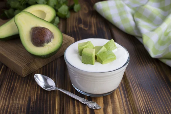 Traditionell Grekisk Yoghurt Med Avokado Den Bruna Trä Bakgrund Närbild — Stockfoto