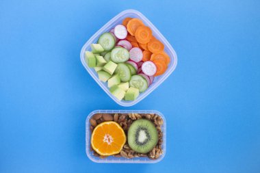 Vejetaryen aperatifi ya da mavi arka plandaki iki kutuda öğle yemeği. Üst Manzara. - Yakın çekim. Sağlıklı besinler..