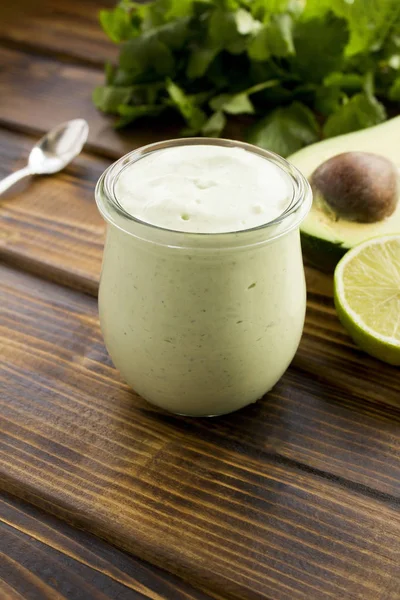 Sås Med Yoghurt Avokado Lime Och Koriander Den Bruna Träbakgrunden — Stockfoto