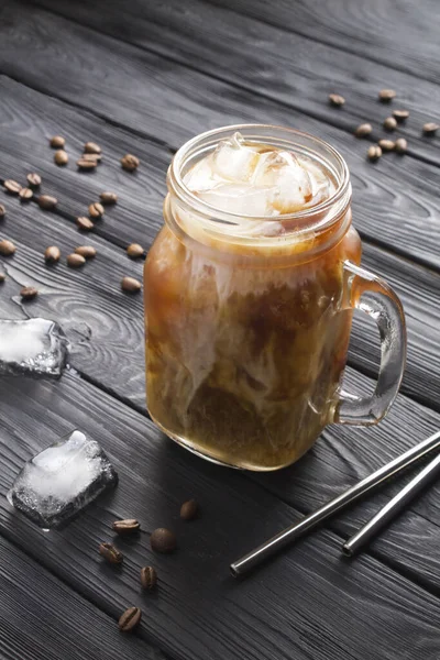 Café Frio Com Leite Gelo Vidro Sobre Fundo Madeira Preta — Fotografia de Stock