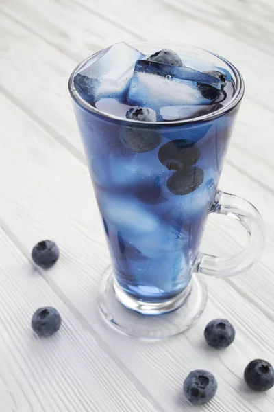 Bicchiere Cocktail Blu Con Ghiaccio Mirtillo Sullo Sfondo Legno Bianco — Foto Stock