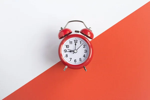 Reloj Despertador Rojo Fondo Bicolor Vista Superior Copiar Espacio Primer —  Fotos de Stock