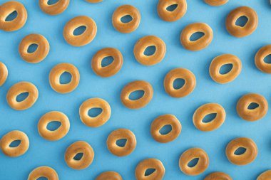 Hamur işi geçmişi. Mavi arka planda simitler. Üst Manzara. Düz yatıyordu.