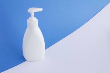 İki renkli arka planda beyaz plastik şeker kutusu. - Yakın çekim. Boşluğu kopyala.
