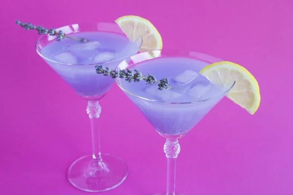 Levandulová Limonáda Citrónem Ledem Martini Brýlích Jasně Růžovém Pozadí Closeup — Stock fotografie