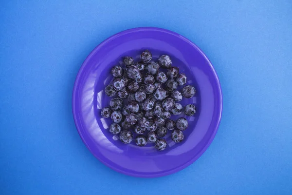 Gefrorene Blaubeeren Auf Dem Blauen Teller Der Mitte Des Blauen — Stockfoto