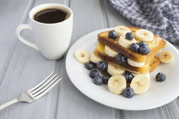 Snídaně Francouzské Toasty Borůvky Banány Med Káva Šedém Dřevěném Pozadí — Stock fotografie