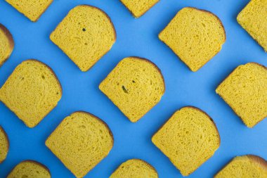 Mavi arka planda ev yapımı havuçlu ekmek dilimleri. Üst Manzara. Düz yatıyordu.