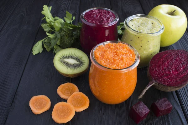 Diferentes Batidos Verduras Frutas Puré Los Pequeños Frascos Vidrio Sobre —  Fotos de Stock