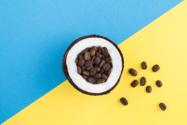 Arka planda hindistan cevizi ve kahve çekirdekli kompozisyon. Üst Manzara. Boşluğu kopyala.