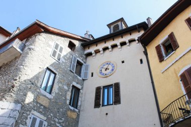 Mavi gökyüzüne karşı eski bir evin parçası. - Yakın çekim. Annecy. Fransa..