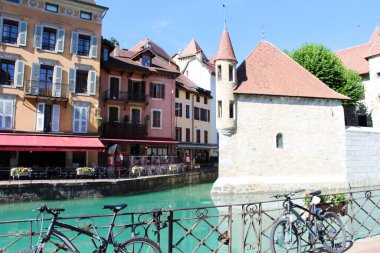 Güneşli bir günde ada sarayı, nehir ve evlerin güzel manzarası. Annecy. Fransa.