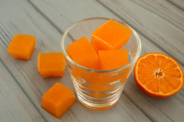 Cubos Hielo Con Jugo Mandarina Sobre Fondo Gris Madera —  Fotos de Stock