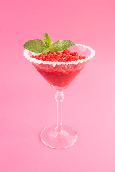 Bevroren Sap Met Aardbeien Een Één Martini Glas Roze Achtergrond — Stockfoto