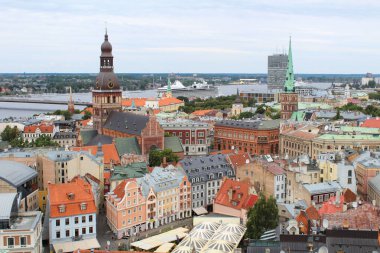 Yaz günü yukarıdan Riga 'ya panoramik manzara. - Letonya. Baltık Devletleri.
