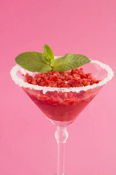 冰镇果汁 草莓加一杯马提尼酒 粉红的背景 位置垂直 — 图库照片