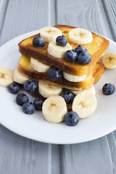 Snídaně Francouzské Toasty Borůvkami Banány Med Šedém Dřevěném Pozadí Umístění — Stock fotografie