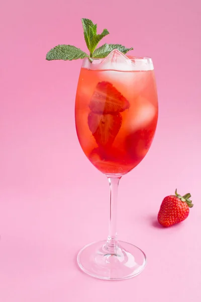 Bebida Cóctel Con Fresa Hielo Vaso Sobre Fondo Rosa Ubicación —  Fotos de Stock