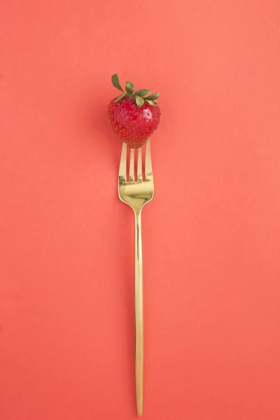 One Strawberry Gold Fork Center Red Background Top View Location — Stock Photo, Image