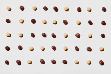 Beyaz arka planda bir sürü pirinç gevreği var. Tasarımcılar için desen. Yemek geçmişi. Arkaplan için çikolatalı gevrek toplarının dokusu