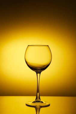 boş şarap kadehleri sarı üzerine