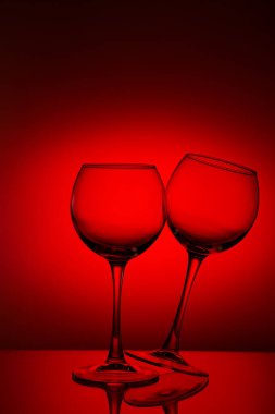 Kırmızı üzerine şarap kadehi kompozisyonu.