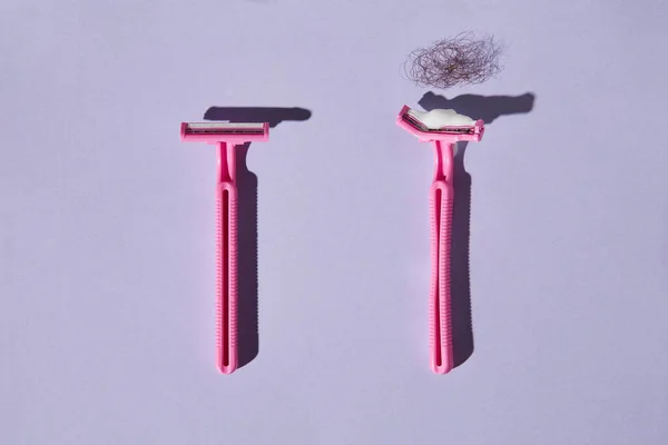 Gebroken Vrouw Roze Plastic Scheermes Kleurrijke Achtergrond Voor Het Concept — Stockfoto