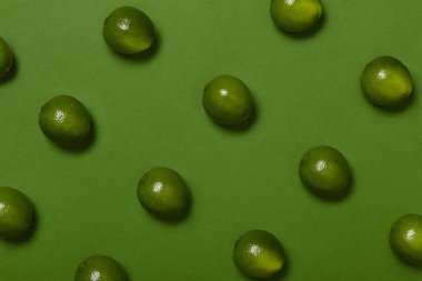 Renkli arka planda bir sürü limon, üst görünüm, gıda arka planı için desen, yeşil renk