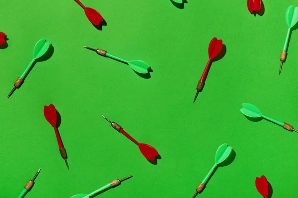 Fléchettes Rouges Vertes Sont Situés Sur Fond Couleur Verte Motif — Photo