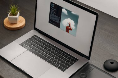 Ukrayna, Poltava - 26 Mayıs 2020 Adobe Photoshop uygulamasını laptop ekranına yüklüyor. Photoshop Komuta Merkezi. Yaratıcı Bulut 'u benimse. Tasarımcı ve fotoğrafçının çalışma yeri