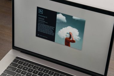 Ukrayna, Poltava - 26 Mayıs 2020 Adobe Photoshop uygulamasını laptop ekranına yüklüyor. Photoshop Komuta Merkezi. Yaratıcı Bulut 'u benimse. Tasarımcı ve fotoğrafçının çalışma yeri