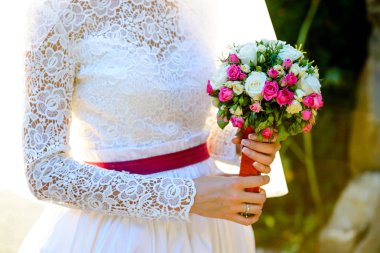 Gelin çiçek bir grup ellerinde tutar.