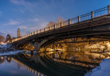 Köprü Nehri. gece şehir