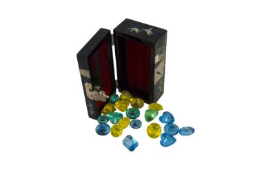 Mücevherlerle dolu mücevher kutusu.