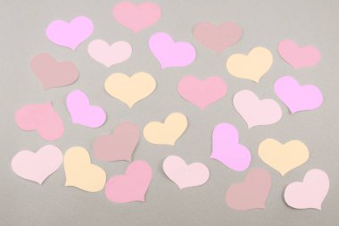 Tebrik kartı için renkli kağıt kalpler