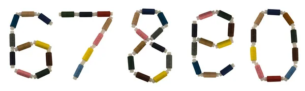 Изолированный набор чисел 0-9 из красочных катушек ниток для шитья — стоковое фото