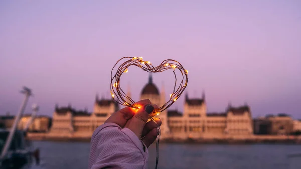 Srdce ze světel na pozadí budovy parlamentu v Budapešti, Maďarsko, prapor Stock Obrázky