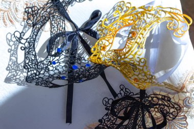 Karnaval için tüylü güzel Venedik maskeli gösteriler, farklı mallar, elbiseler, eşarplar. Alışveriş. 