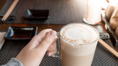 Kahve fincanı, kafeterya ahşap pankart arka plan, açık hava toplantısı.