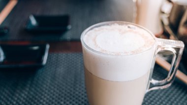 Kahve fincanı, kafeterya ahşap pankart arka plan, açık hava toplantısı.