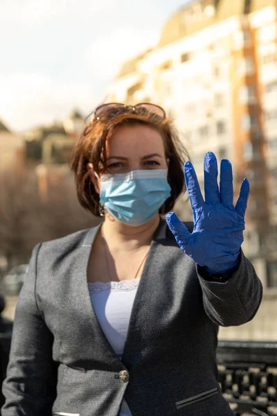 Detener el virus y las enfermedades epidémicas. Mujer sana en máscara protectora médica mostrando gesto de parada . Fotos de stock