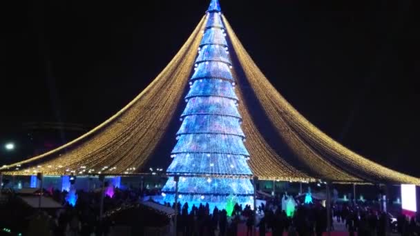 2020年に最も高いクリスマスツリーの一つは カザン市に位置し 高さは35メートルです — ストック動画
