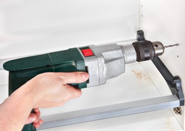 Mutfak dolabı kurutma plakaları için yükleme, woodworker tutan güç aracı.
