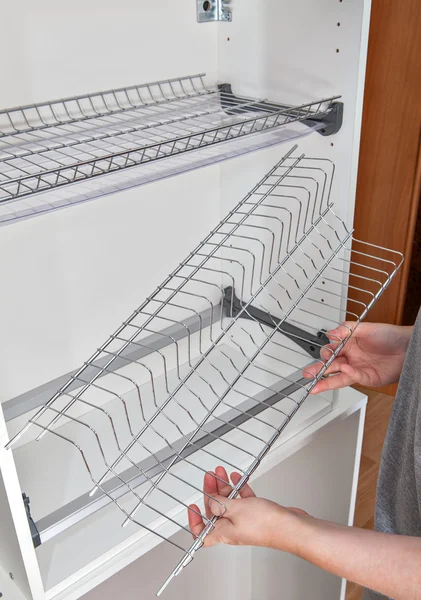 Suporte de placa de arame de montagem para secar pratos dentro do armário da cozinha . — Fotografia de Stock
