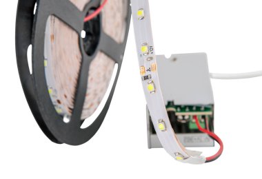 LED şerit üzerinde reel bir Voltaj dönüştürücü bağlı.