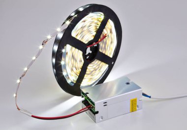 Reel parlak Led strip ışık gerilim trafo için bağlı