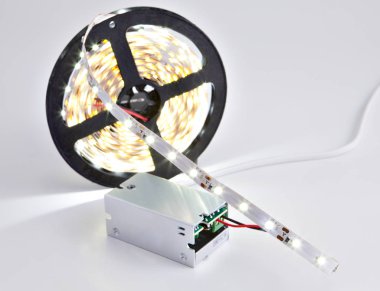 Güç kaynağı için biriktirme parlak Led strip ışık bağlı.